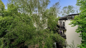 A multi-story building with balconies and a staircase. - Komorowskiego Riverside Apartment (Kraków)