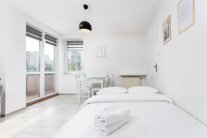 1 bedroom, iron/ironing board, WiFi, bed sheets - Osiedle Oświecenia Comfort Apartment (Kraków)