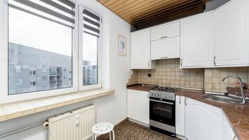 Réfrigérateur, four, plaque de cuisson, cafetière/bouilloire