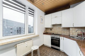Een koelkast, een oven, een kookplaat, een koffiezetapparaat/waterkoker