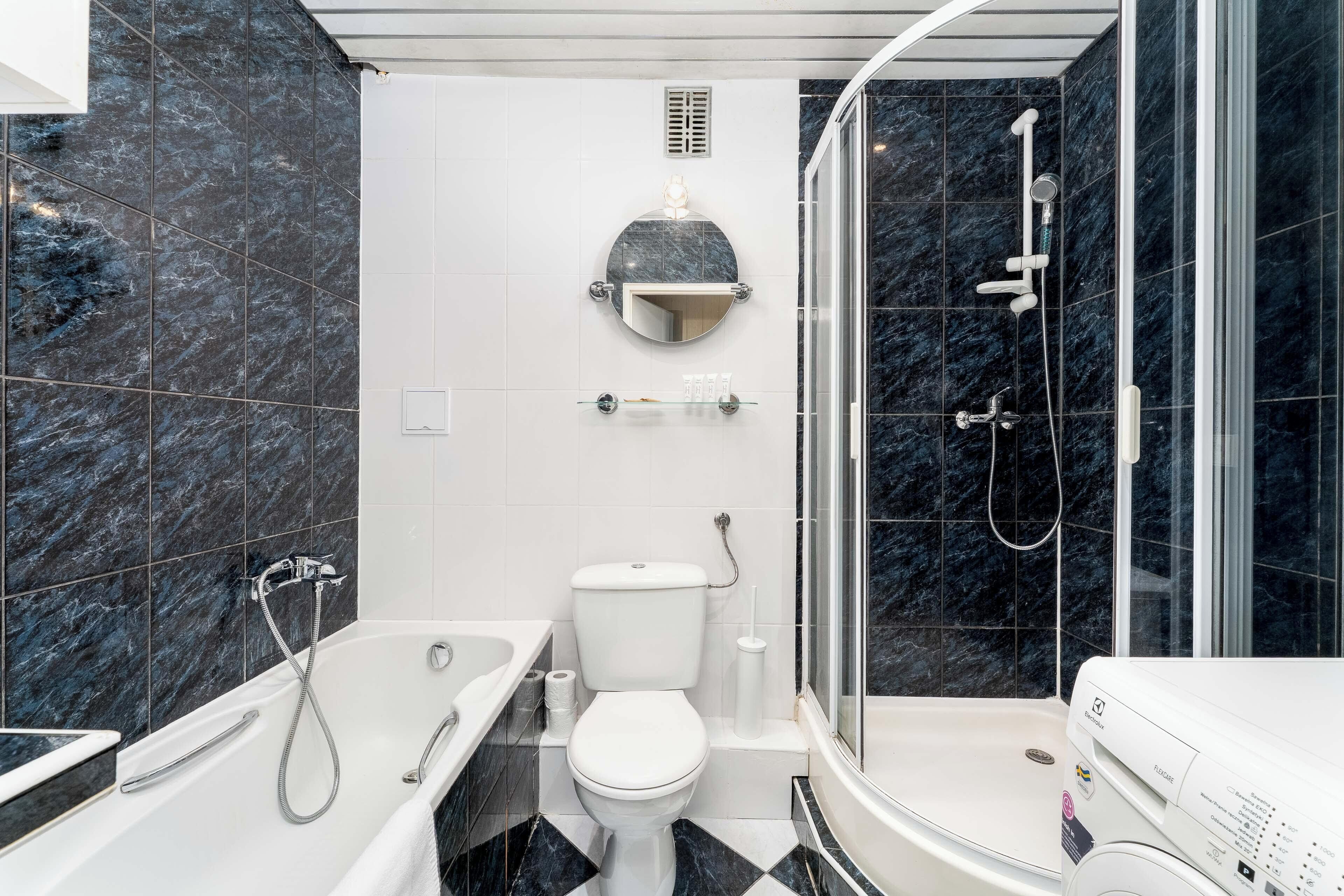 Een douche, een haardroger, handdoeken