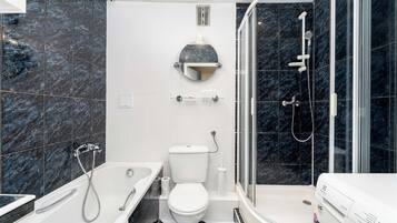Een douche, een haardroger, handdoeken