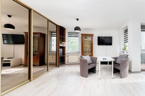 TV - Osiedle Oświecenia Comfort Apartment (Kraków)