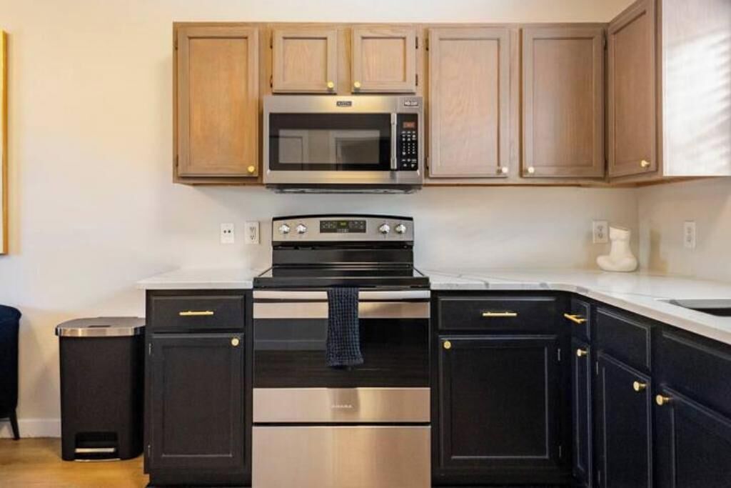 Four à micro-ondes, un four, surface de cuisson, lave-vaisselle