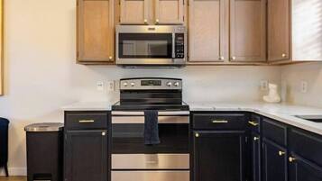 Four à micro-ondes, un four, surface de cuisson, lave-vaisselle