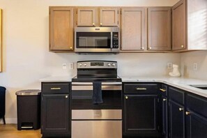 Micro-ondes, four, plaque de cuisson, lave-vaisselle