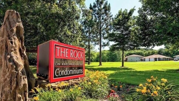 «The Rock Condominiums» -niminen asuinkompleksi, osoitteessa Razorback Road.