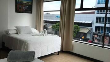 Standard-huone, kaupunkinäköala | 1 makuuhuone, ilmainen Wi-Fi