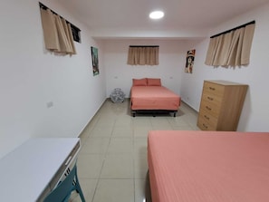 Quarto standard, 2 camas Queen, sem janelas | 1 quarto, Wi-Fi de cortesia