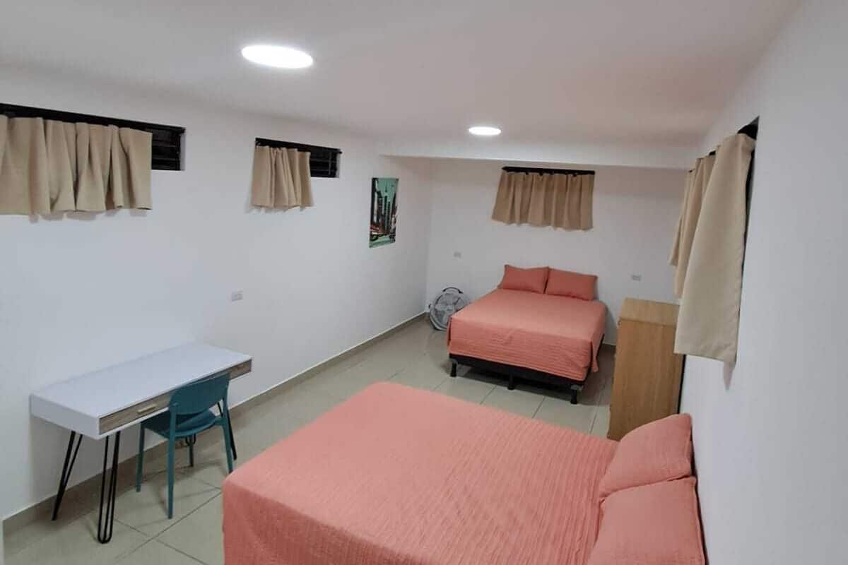 Quarto standard, 2 camas Queen, sem janelas | 1 quarto, Wi-Fi de cortesia