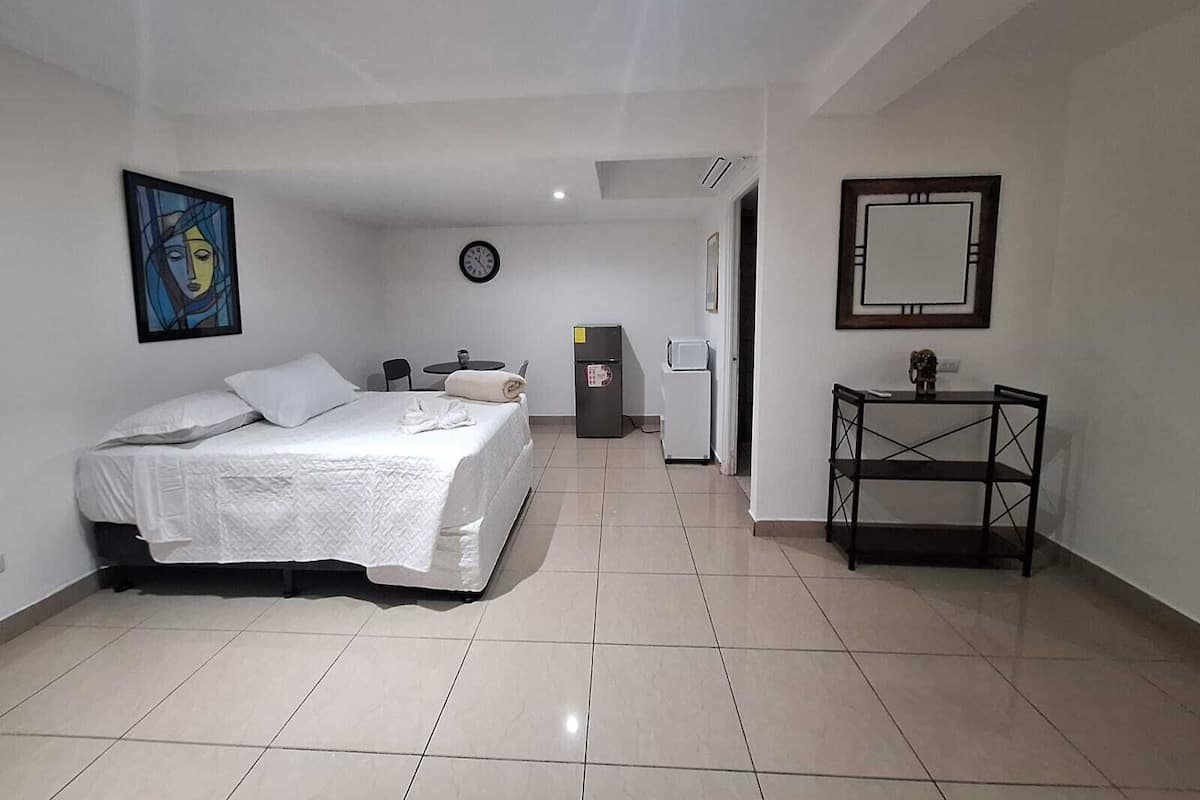 Quarto standard, 1 cama de casal, sem janelas | 1 quarto, Wi-Fi de cortesia