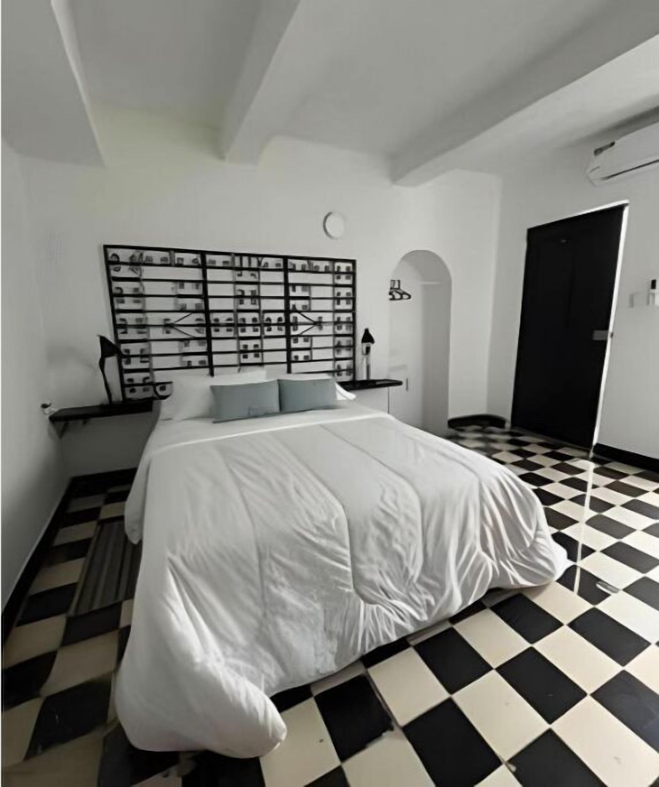 1 bedroom, desk, WiFi