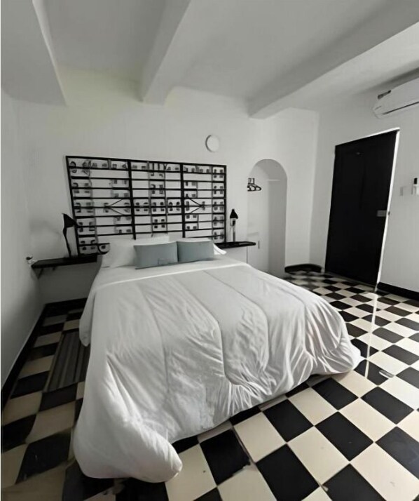 1 bedroom, desk, WiFi