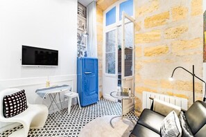 TV - Architect's studio for 2 people in the heart of the city (Bordeaux)