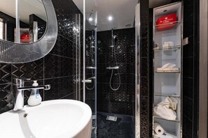 Shower, hair dryer, towels - Architect's studio for 2 people in the heart of the city (Bordeaux)