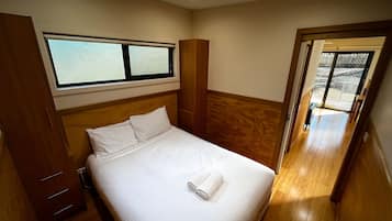 2 bedrooms, iron/ironing board, Internet