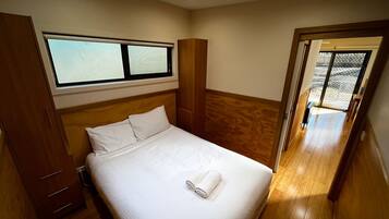 2 bedrooms, iron/ironing board, Internet