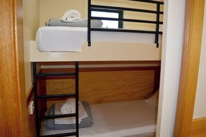 2 habitaciones, tabla de planchar con plancha y acceso a internet 