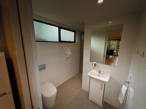 Bathroom - ECO 1 - SOLAR OFF GRID (Cape Otway)