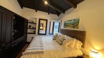 4 soverom, safe på rommet, skrivebord og strykejern/-brett