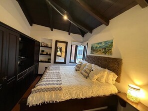 4 Schlafzimmer, Zimmersafe, Schreibtisch, Bügeleisen/Bügelbrett