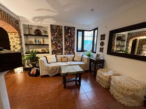 Smart TV, libri, biblioteca musicale, impianto stereo