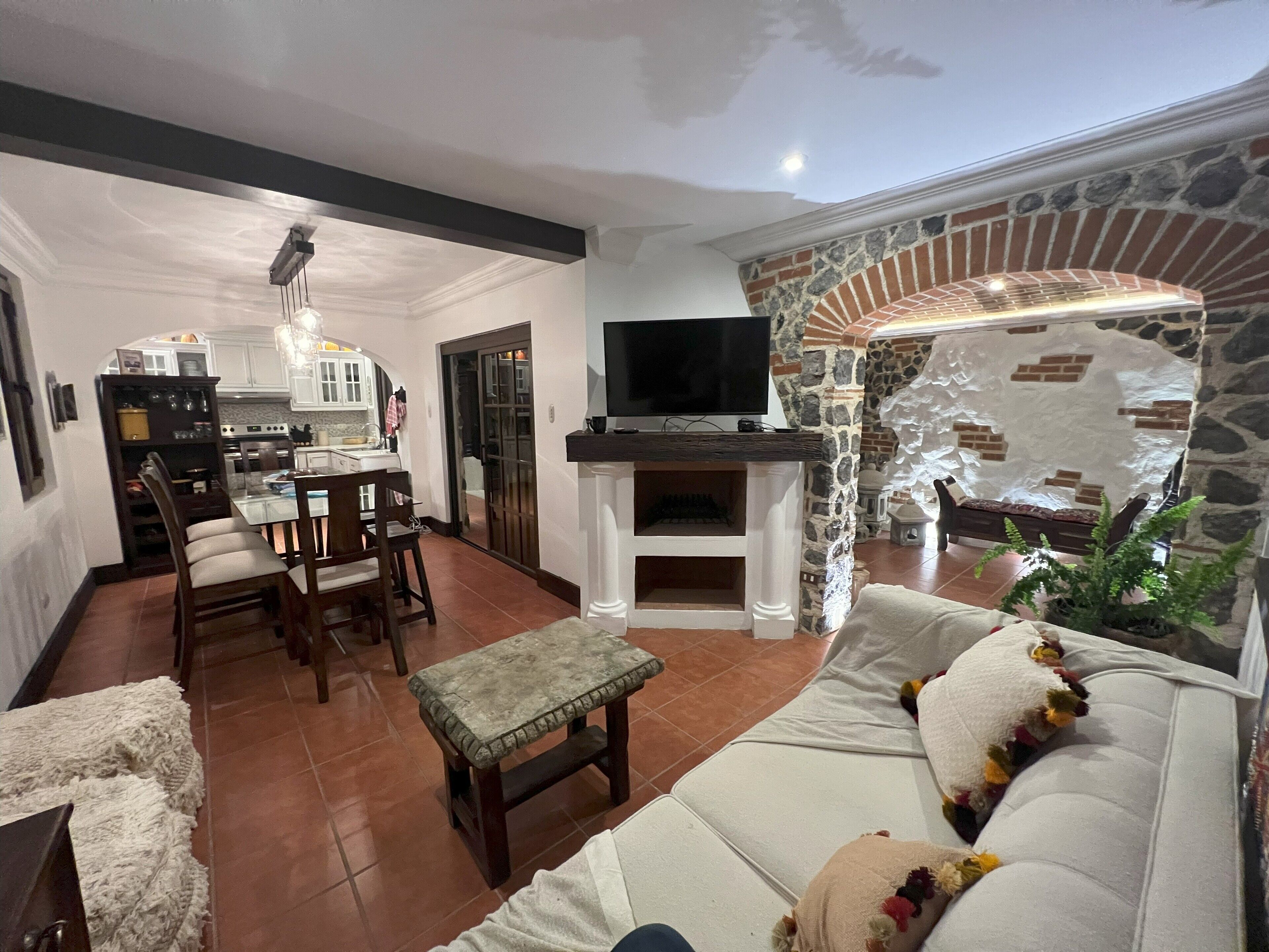 Smart-TV, Bücher, Musikbibliothek, Stereoanlage