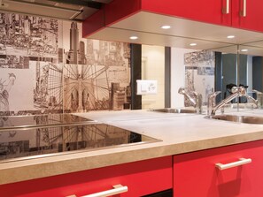 Geladeira, fogão, talheres/pratos/utensílios de cozinha