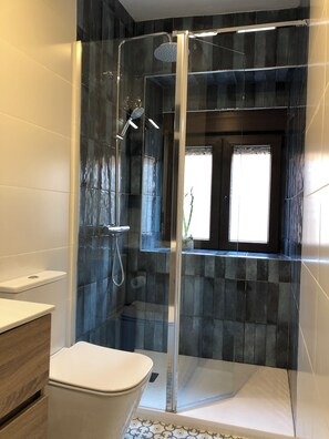 Shower, hair dryer, towels, soap - Belia House (Mansilla de las Mulas)