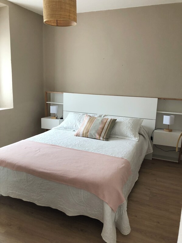 4 chambres, fer et planche à repasser, Wi-Fi, literie fournie