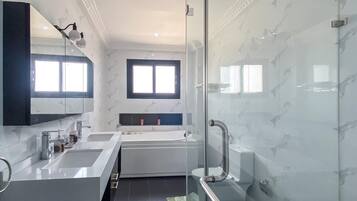 Toallas, jabón, papel de baño