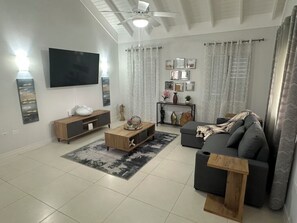 Smart TV - Spacious 3BR Family Villa – Pool, Gated Community, Near Ocho Rios & Beaches (Plantation Village)