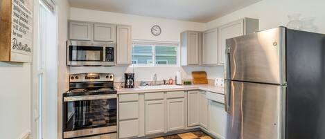 Refrigerador, microondas, horno, placa de cocina