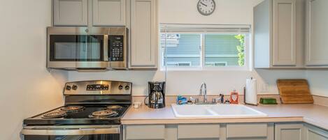 Réfrigérateur, micro-ondes, four, plaque de cuisson