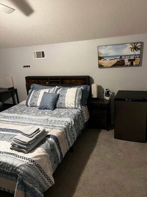 1 bedroom, iron/ironing board, WiFi, bed sheets - Charming 1-bedroom in fully furnished 4 bedroom rental house in Niceville. (Niceville)