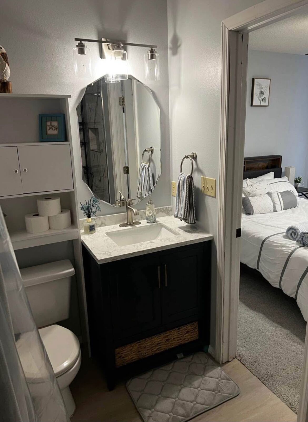 Doccia, asciugamani, sapone, carta igienica