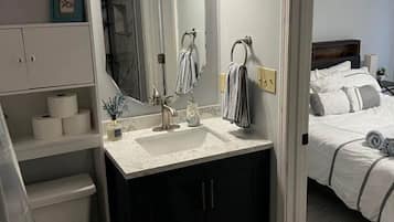 Doccia, asciugamani, sapone, carta igienica