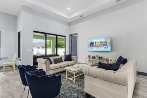 Smart-tv, bordsfotboll och ett bordtennisbord