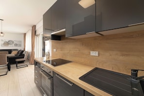 Fridge, oven, stovetop, dishwasher