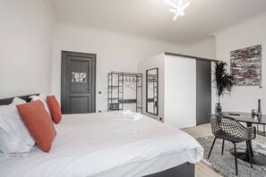 1 habitación, escritorio, wifi y ropa de cama 