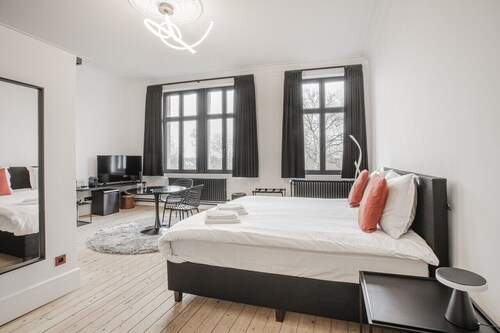 Elegant room with private bathroom in historic house - city center