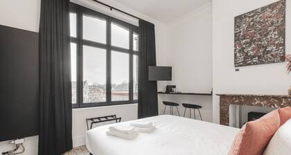 Elegant room with private bathroom in historic house - city center