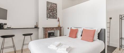 1 soverom, skrivebord, wi-fi (inkludert) og sengetøy