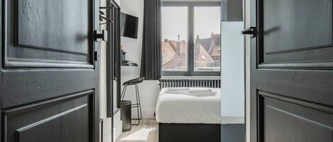 1 bedroom, desk, free WiFi, bed sheets