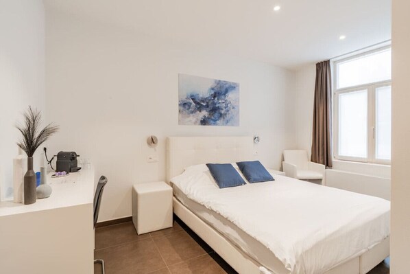 1 bedroom, free WiFi, bed sheets - Elegant room with private bathroom near city center (Brugge)