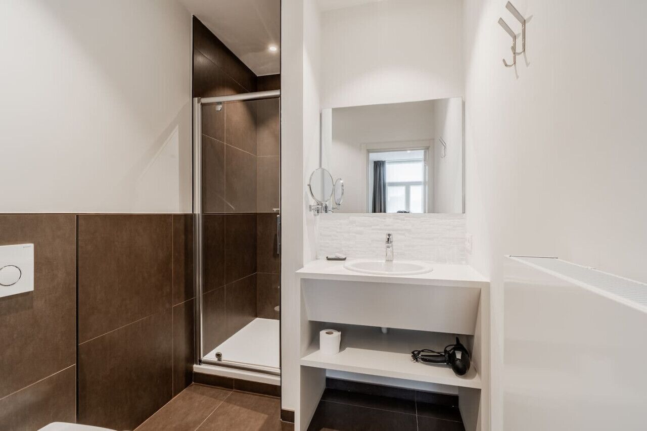 Een haardroger, handdoeken