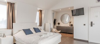 Luxury two-room suite with balcony near city center