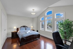 4 bedrooms, desk, iron/ironing board, travel cot