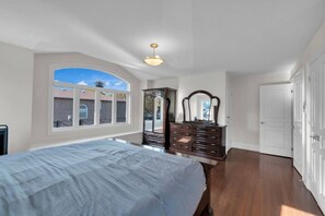4 bedrooms, desk, iron/ironing board, travel cot