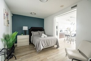 2 bedrooms, desk, iron/ironing board, travel cot - Amazing 2BR Suite - Heart of Toronto - Free Parking (Toronto)